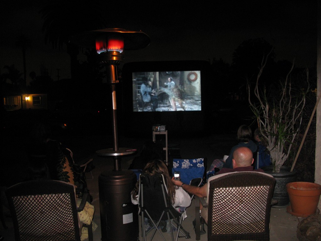 outdoor-movie-screen-datenight